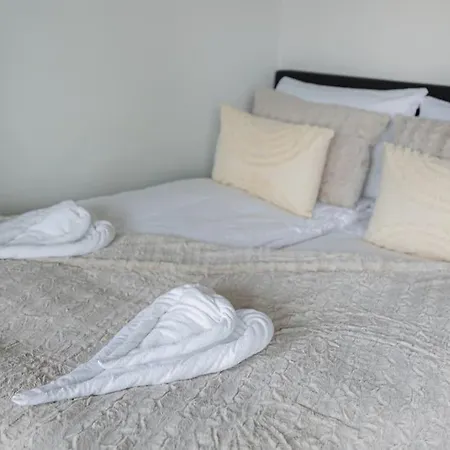 On Freedom Street By Booklapland 公寓